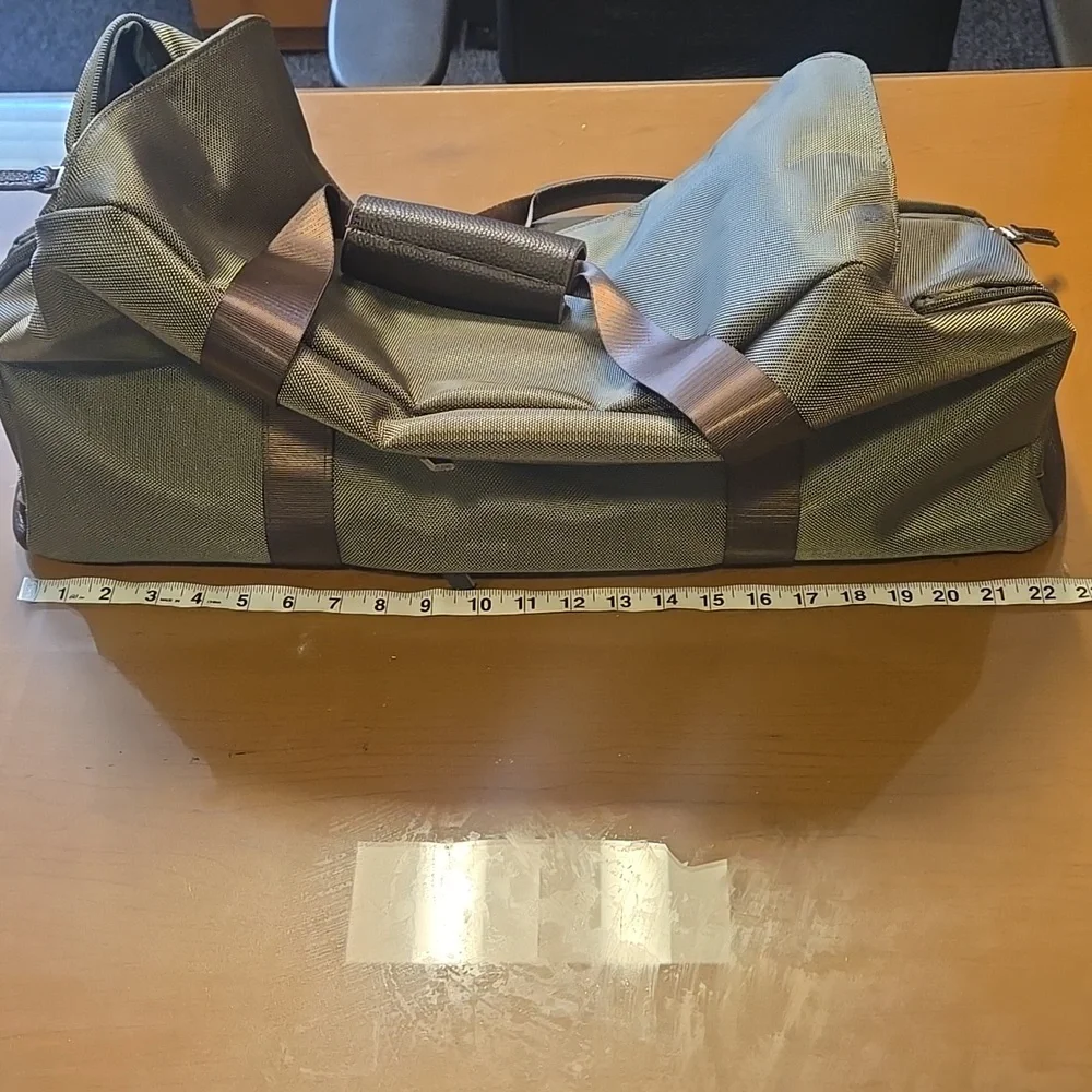 NWT Abercrombie & Kent Large Travel Safari Army Green And Brown Duffle Bag